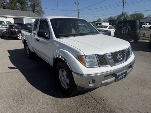 Used 2008 Nissan Frontier SE w/ SE Value Truck Pkg AWD/4WD image 4