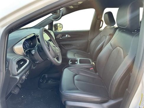 New 2025 Chrysler Pacifica Select image 9