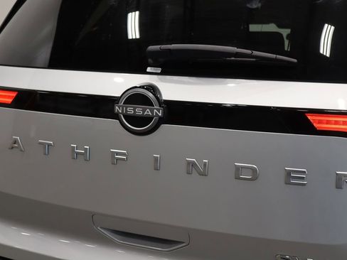 Used 2024 Nissan Pathfinder SV image 46