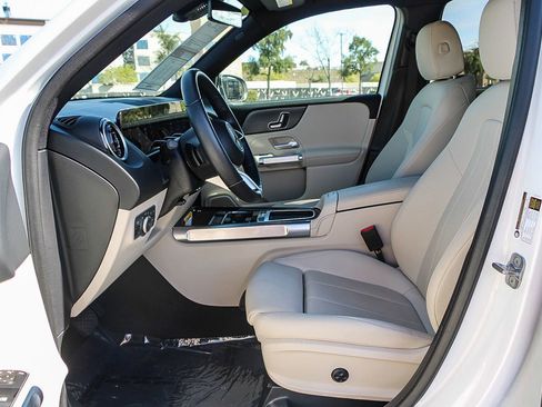 Used 2025 Mercedes-Benz GLB 250 4MATIC image 18