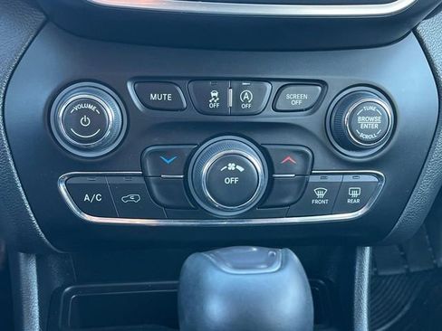 Used 2020 Jeep Cherokee Latitude Plus image 31