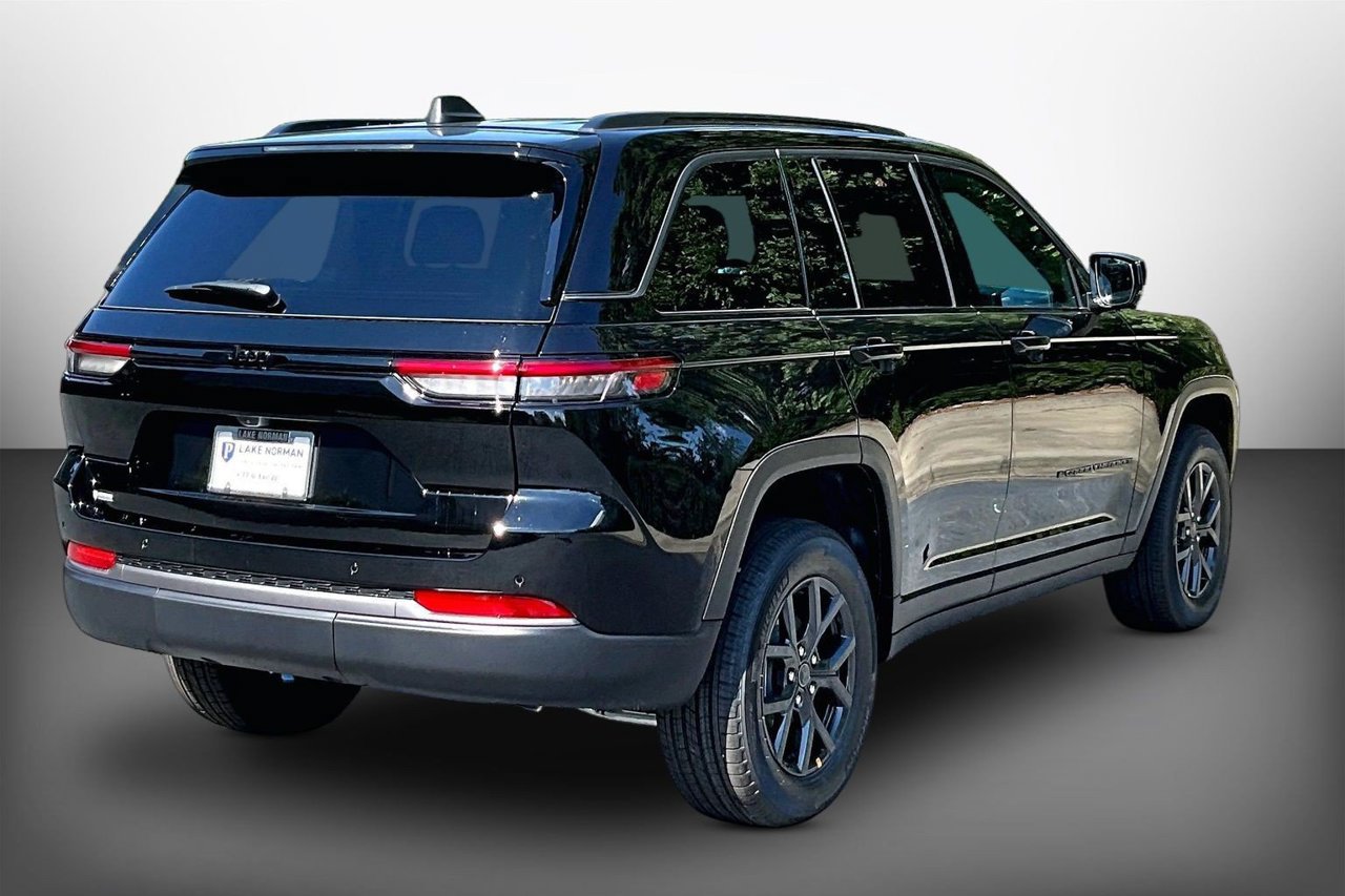 New 2027 Jeep Grand Cherokee Altitude RWD image 8