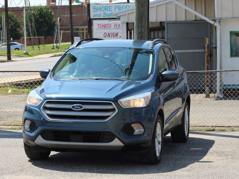 Used 2018 Ford Escape SE w/ Ford Safe & Smart Package AWD/4WD image 3