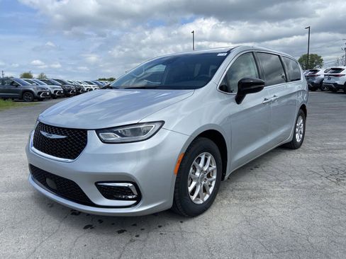 Used 2024 Chrysler Pacifica Touring-L FWD image 3