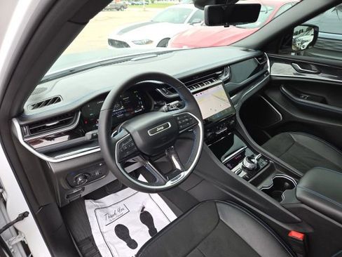 Used 2024 Jeep Grand Cherokee Trailhawk w/ Luxury Tech Group III image 31