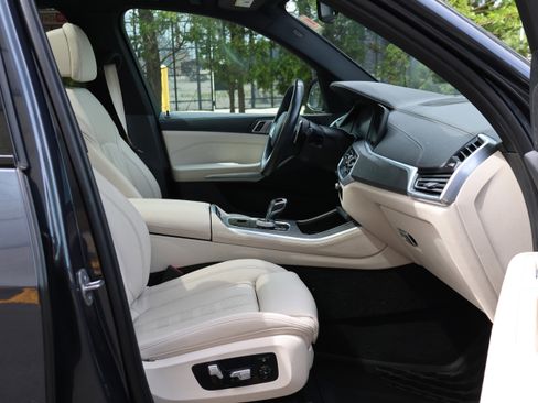 Used 2022 BMW X5 xDrive40i w/ M Sport Package AWD/4WD image 36
