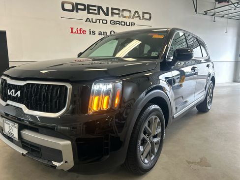 Used 2024 Kia Telluride LX AWD/4WD image 2