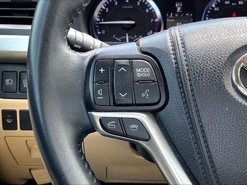 Used 2014 Toyota Highlander Limited w/ Driver Technology Package image 24