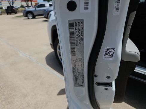 Used 2025 Jeep Compass Limited AWD/4WD image 31