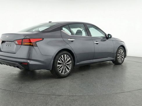 Used 2025 Nissan Altima 2.5 SV FWD image 9
