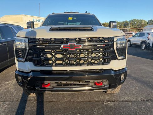 Used 2024 Chevrolet Silverado 2500 ZR2 AWD/4WD image 2