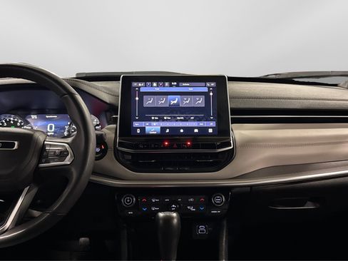 Used 2025 Jeep Compass Limited image 27