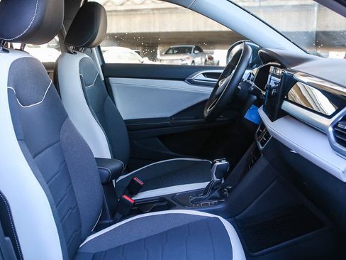 New 2025 Volkswagen Taos SE w/ Panoramic Sunroof Package FWD image 15