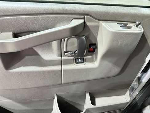 Used 2024 GMC Savana 2500 w/ Driver Convenience Package image 15