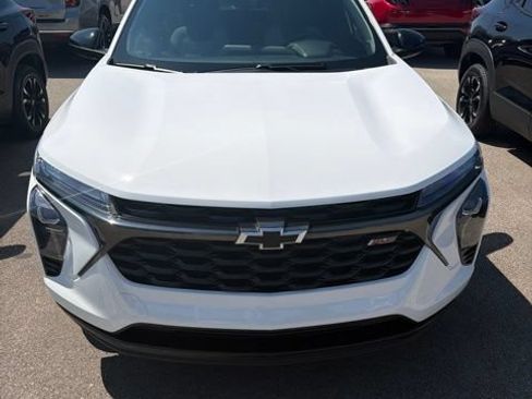 Used 2024 Chevrolet Trax RS FWD image 2