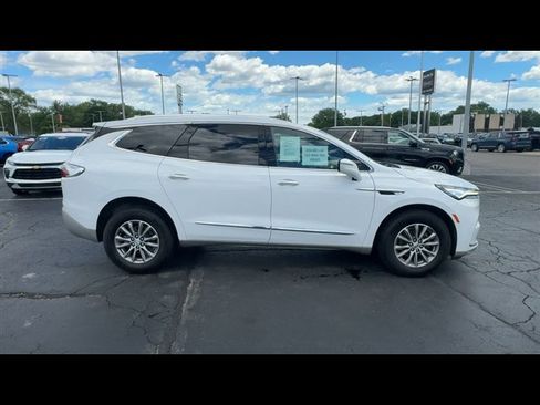 Used 2024 Buick Enclave Essence AWD/4WD image 9