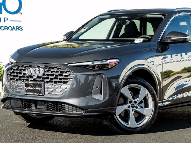 Used 2025 Audi Q5 Premium Plus w/ Premium Plus AWD/4WD image 2