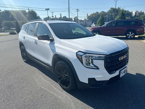 Used 2024 GMC Terrain SLE w/ Driver Convenience Package FWD image 2