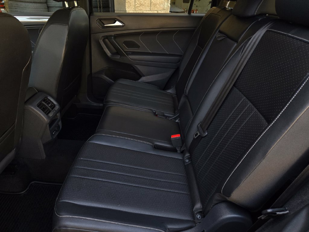 Used 2023 Volkswagen Tiguan SE R-Line FWD image 13
