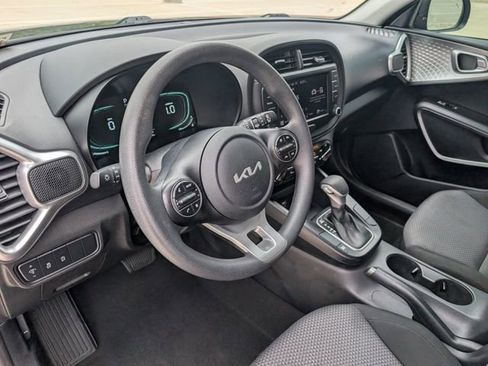 Used 2023 Kia Soul LX w/ LX Technology Package FWD image 9
