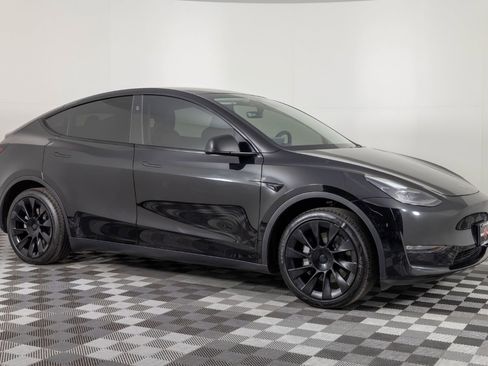 Used 2024 Tesla Model Y AWD image 10