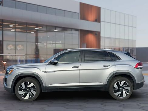 Used 2025 Volkswagen Atlas Cross Sport SE image 2
