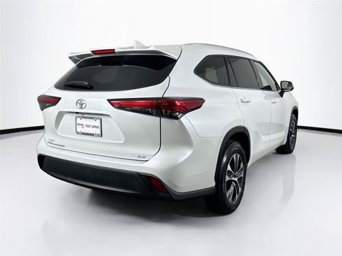 Certified 2022 Toyota Highlander XLE image 6