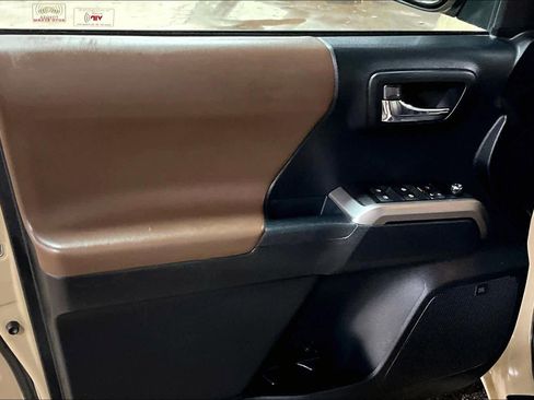 Used 2016 Toyota Tacoma Limited w/ Towing Package image 21