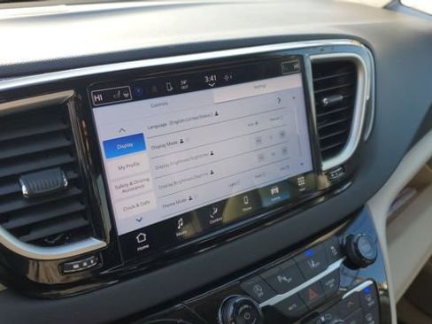 Certified 2024 Chrysler Pacifica Touring-L image 15