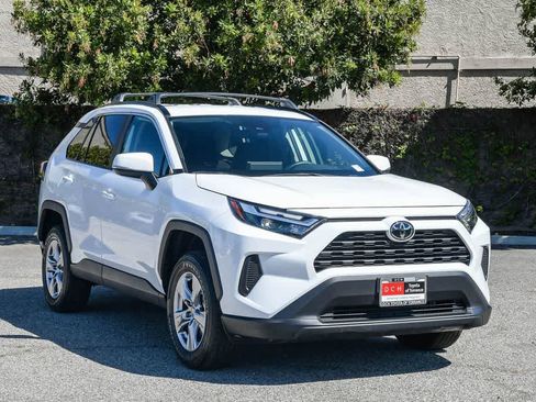 Used 2025 Toyota RAV4 XLE image 3