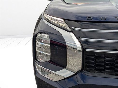 New 2025 Mitsubishi Outlander SE image 9