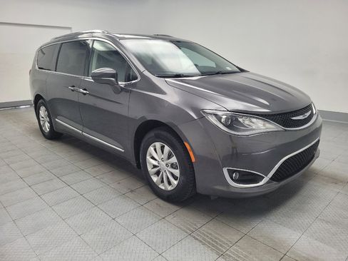 Used 2018 Chrysler Pacifica Touring-L FWD image 13