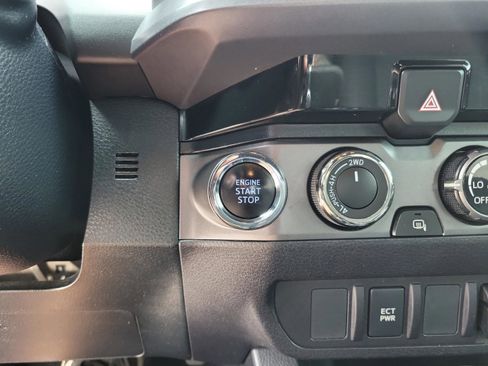 Used 2018 Toyota Tacoma TRD Sport AWD/4WD image 11