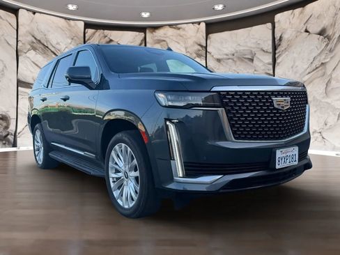 Used 2021 Cadillac Escalade Luxury RWD image 3