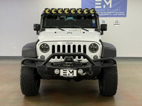 Used 2016 Jeep Wrangler Rubicon w/ Power Convenience Group AWD/4WD image 3