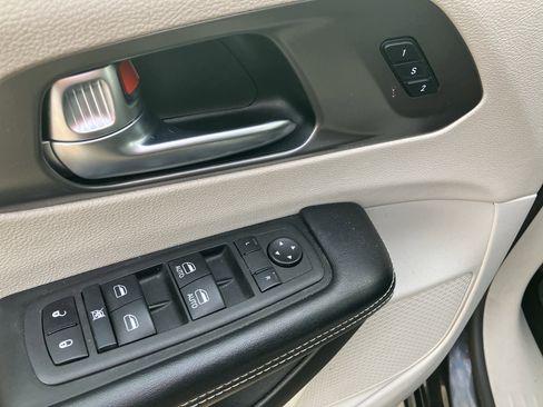 Used 2022 Chrysler Pacifica Touring-L image 12