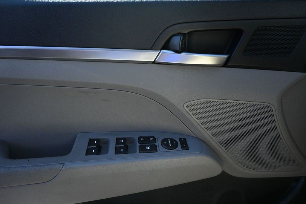 Used 2020 Hyundai Elantra SE FWD image 26