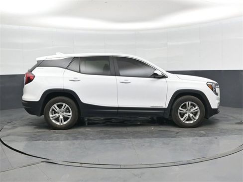 Used 2024 GMC Terrain SLE image 2