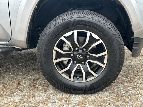 Used 2020 Toyota Tacoma TRD Sport image 12