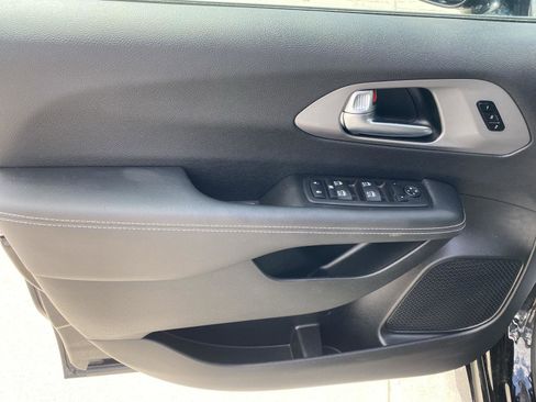 Used 2025 Chrysler Pacifica Select FWD image 9