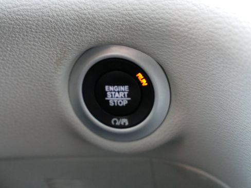 Used 2023 Chrysler Pacifica Limited image 29