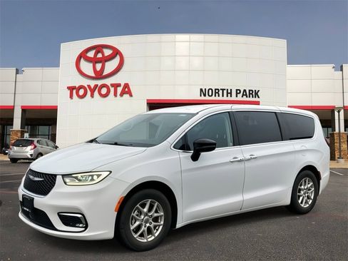 Used 2024 Chrysler Pacifica Touring-L image 1