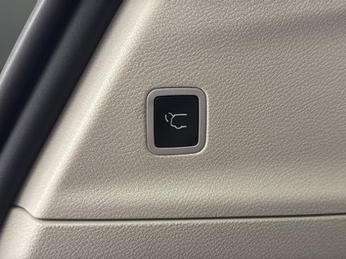 Used 2023 Chrysler Pacifica Touring-L w/ Uconnect Theater Family Group AWD/4WD image 29