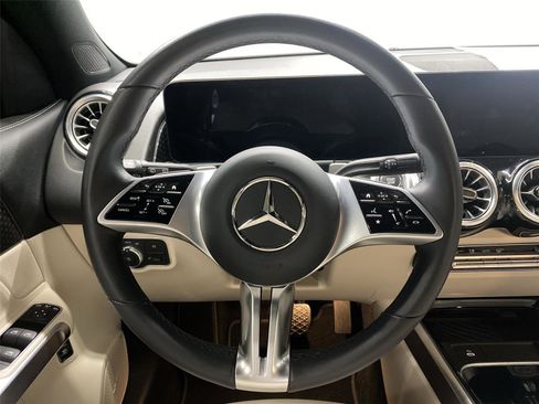 Used 2024 Mercedes-Benz EQB 300 4MATIC image 15