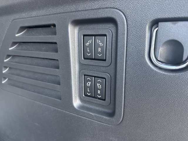 Used 2026 Buick Enclave Avenir AWD/4WD image 29