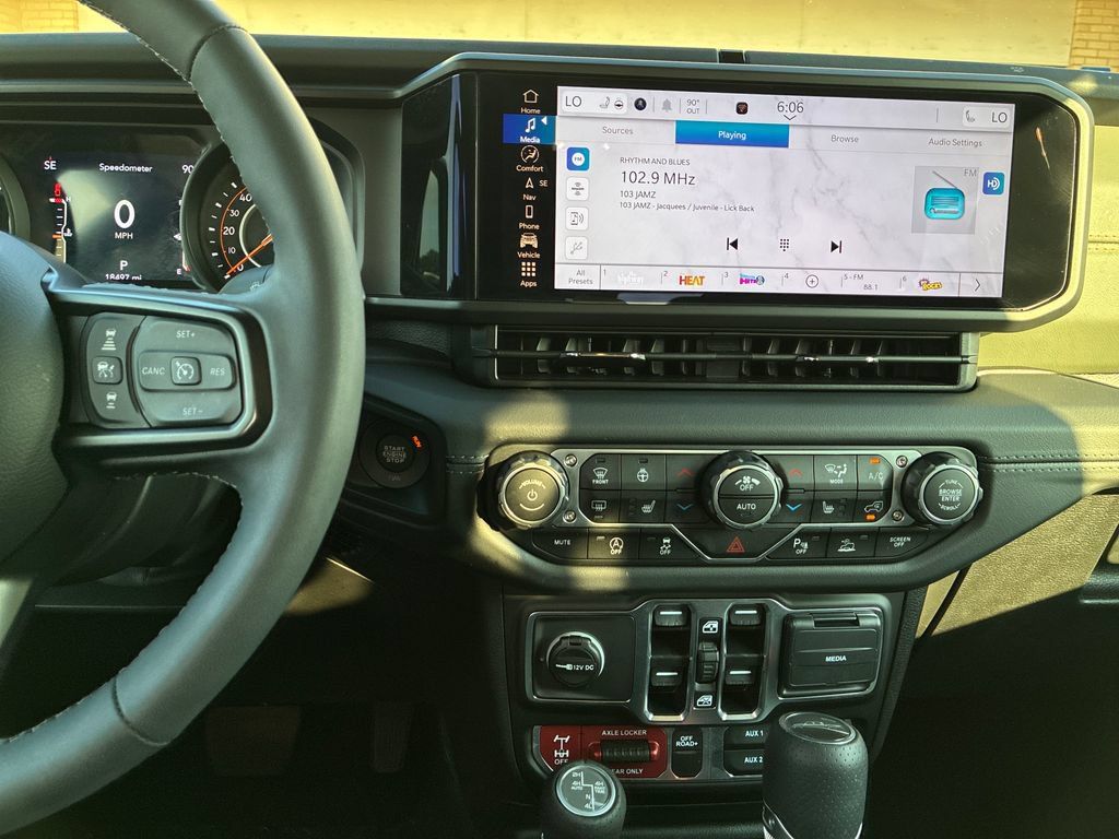 Used 2025 Jeep Gladiator Mojave AWD/4WD image 22