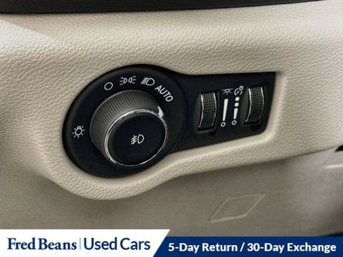 Used 2023 Chrysler Pacifica Touring-L FWD image 15