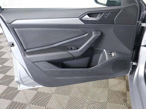 Used 2021 Volkswagen Jetta SE w/ SE Cold Weather Package image 23