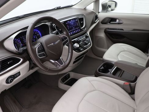 Used 2018 Chrysler Pacifica Touring-L image 13