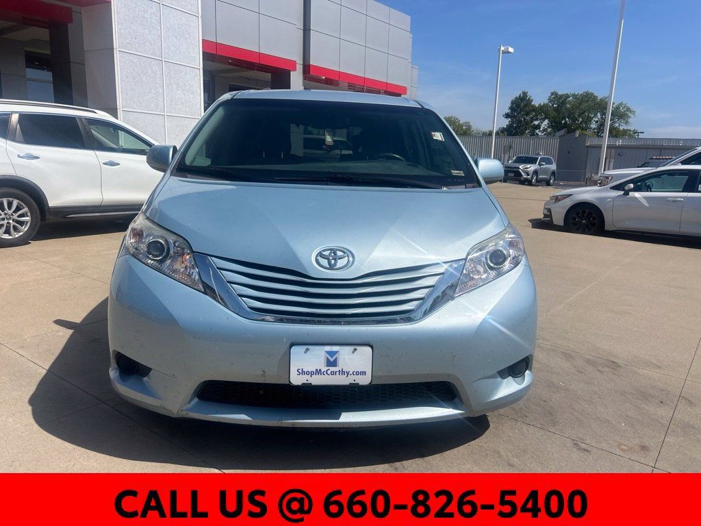 Used 2017 Toyota Sienna LE FWD image 3